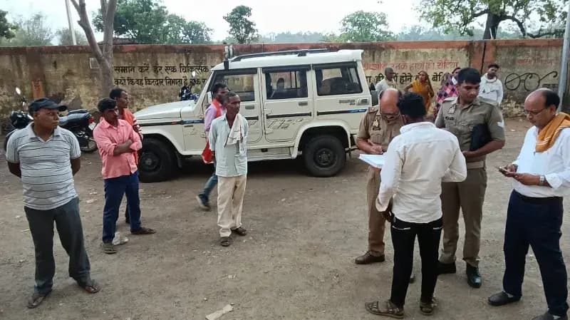 Sonbhadra News: अनियंत्रित बाइक बिजली के खंभे से टकराई, ब्रेकर पर गिरने से मां-बेटी की मौत.