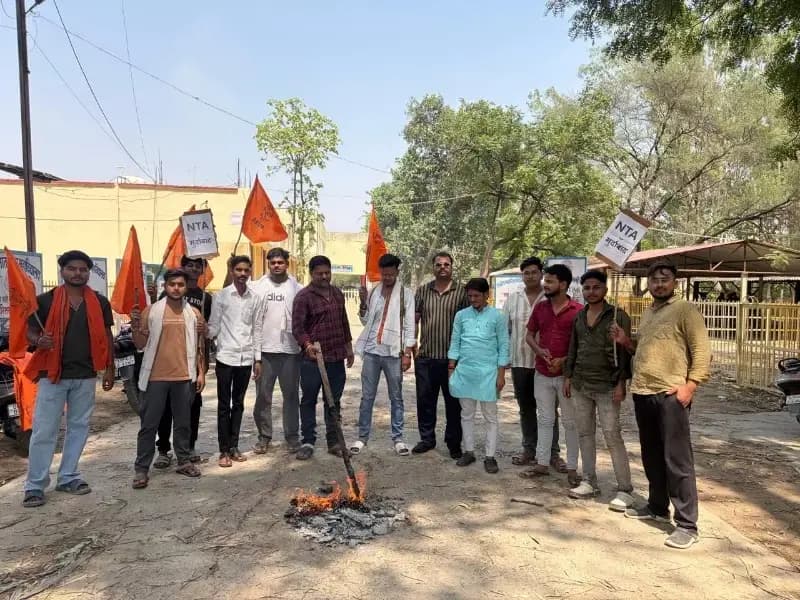 Sonbhadra News: NEET पेपर लीक के विरोध में ABVP का प्रदर्शन, NTA का फूंका पुतला.