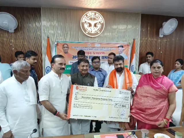 Chandauli News: आयुष मंत्री ने अंशकालिक अनुदेशकों को किया बढ़ा मानदेय वितरित.