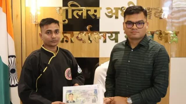 Sonbhadra News: रोमानिया में भारत का दम दिखाएंगे सोनभद्र के रवि सिंह, डीएम-एसपी ने शुभकामनाओं के साथ किया रवाना.