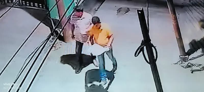 Chandauli News: व्यवसायी के घर के बाहर संदिग्धों की गतिविधि, CCTV में कैद हुई तस्वीरें.
