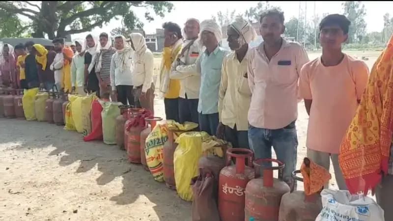 Sonbhadra News: गैस सिलेंडर के लिए उपभोक्ताओं की लंबी कतार, कई दिनों से चक्कर काटने का आरोप.