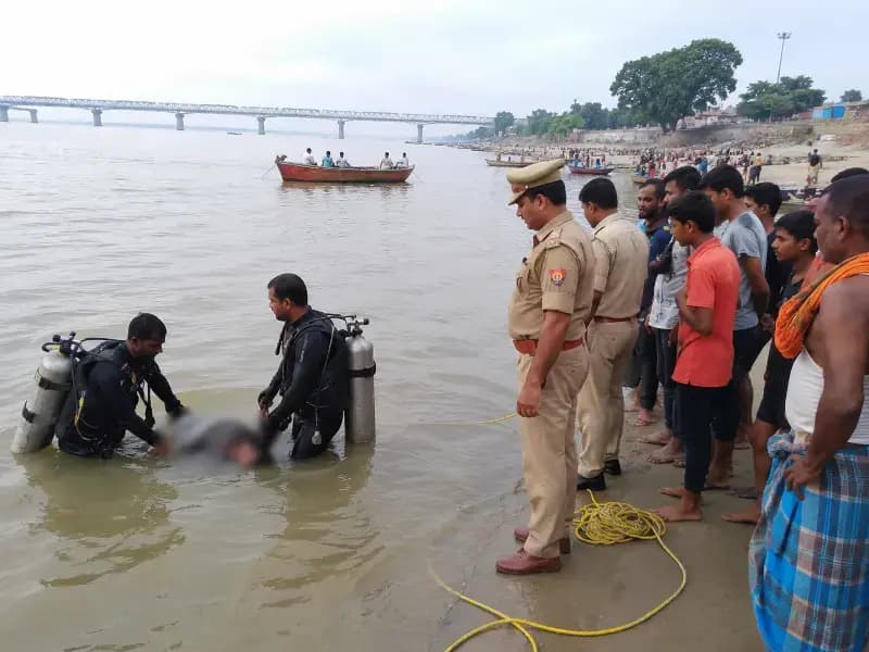 Chandauli News: गंगा स्नान के दौरान किशोर डूबा, दोस्तों ने एक को बचाया, देर रात मिला शव.