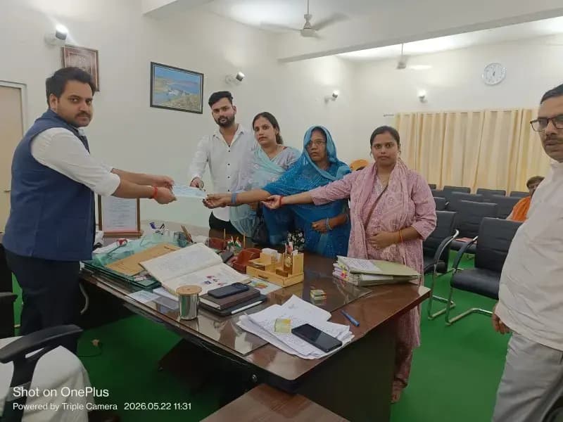 Sonbhadra News: ड्यूटी के दौरान मृत संविदा श्रमिक के आश्रितों को मिली 11.48 लाख रुपये की क्षतिपूर्ति.