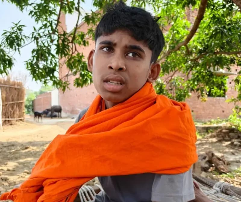 Chandauli News: कोचिंग संचालक पर छात्र की बेरहमी से पिटाई का आरोप, रात में भागा 13 वर्षीय बच्चा.