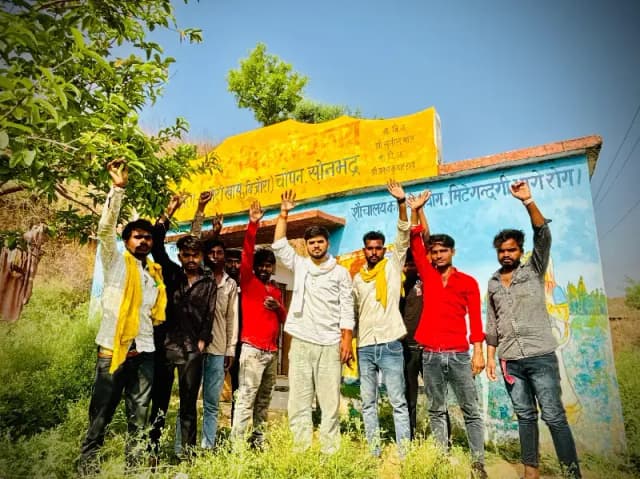 Sonbhadra News: बदहाल सामुदायिक शौचालय को लेकर ग्रामीणों का प्रदर्शन, बीडीओ को सौंपा ज्ञापन.
