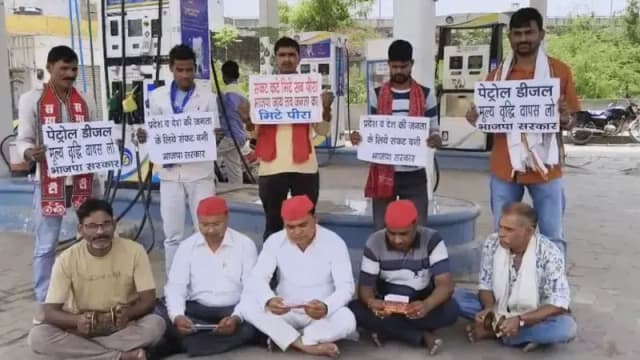 Sonbhadra News: पेट्रोल-डीजल मूल्य वृद्धि के विरोध में सपा कार्यकर्ताओं ने पढ़ी हनुमान चालीसा, सरकार के खिलाफ जताया आक्रोश.