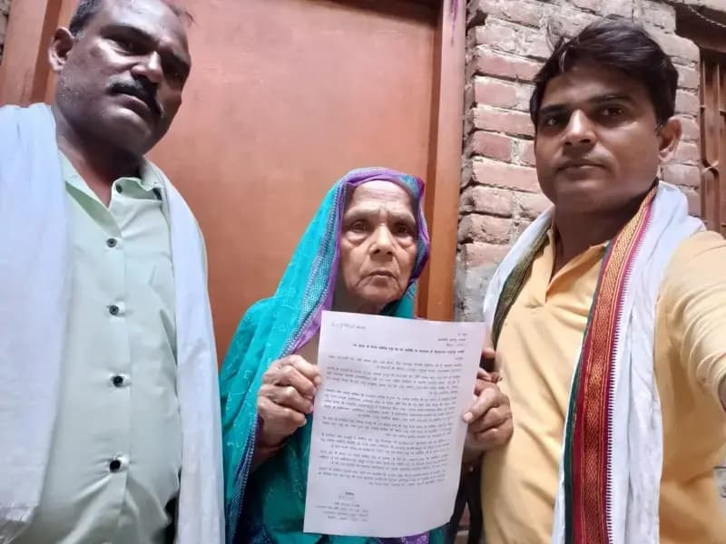 Chandauli News: मां को कागजों में मृत दिखाकर बेटे ने हड़पी जमीन, दो भाइयों का नाम भी कराया गायब.