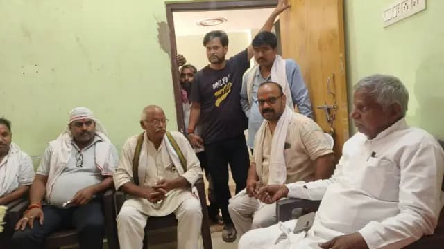 Chandauli News: बिजली कटौती से भड़के व्यापारी, विधायक ने डीएम और बिजली अफसरों को लगाई फटकार.