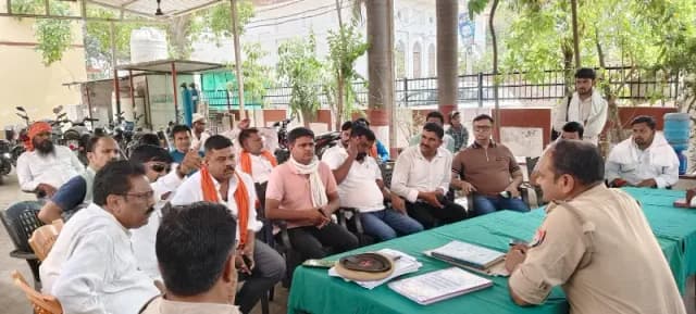 Chandauli News: वायरल मारपीट वीडियो के बाद दर्ज मुकदमे पर भड़के व्यापारी, कोतवाली में किया हंगामा.