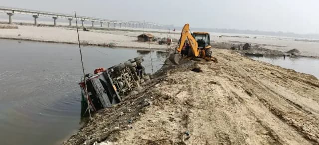 Chandauli News: ओवरलोड बालू लदी डंपर गंगा किनारे पलटी, चालक ने कूदकर बचाई जान.
