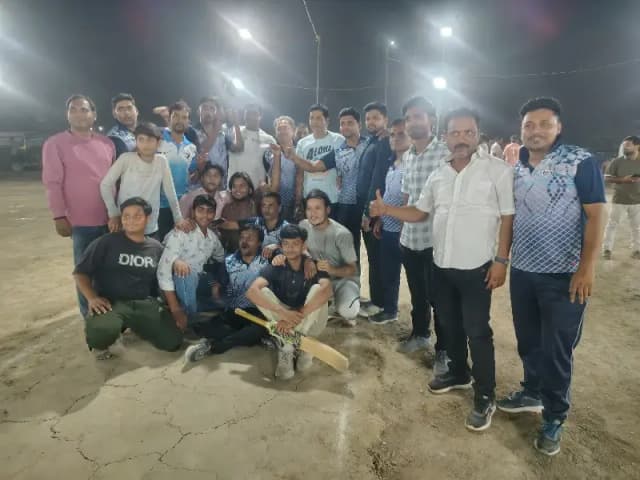 Sonbhadra News: टीचर टीम ने नगर पंचायत को हराकर दर्ज की शानदार जीत, प्रिंस बने मैन ऑफ द मैच.