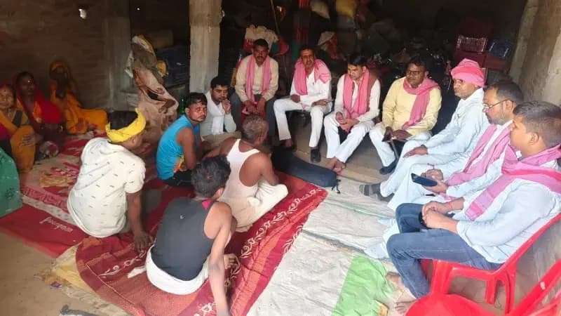 Sonbhadra News: खलियारी में शोक संवेदना व्यक्त करने पहुंचे पूर्व जिला पंचायत अध्यक्ष अनिल यादव.