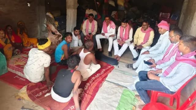 Sonbhadra News: खलियारी में शोक संवेदना व्यक्त करने पहुंचे पूर्व जिला पंचायत अध्यक्ष अनिल यादव.