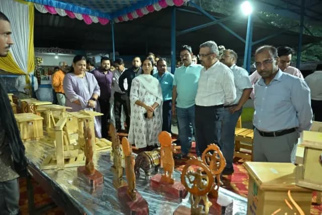 Sonbhadra News: अपशिष्ट से समृद्धि: कला और शिल्प प्रदर्शनी का आयोजन.