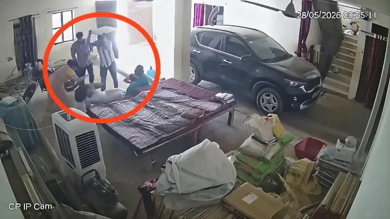 Chandauli News: सपा महिला जिलाध्यक्ष के घर में घुसकर हमला, CCTV वीडियो वायरल.
