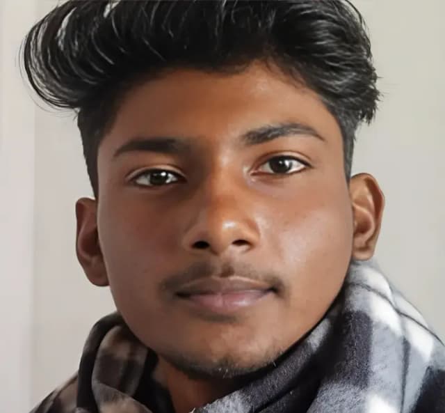 Chandauli News: बिजली के खंभे से टकराई बाइक, इलाज के दौरान 18 वर्षीय युवक की मौत.
