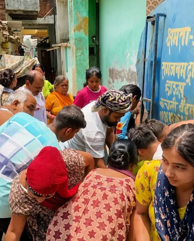 Sonbhadra News: भीषण गर्मी में बीजपुर में गहराया जल संकट, टैंकरों से मिल रही राहत, पानी बेचने के आरोप से बढ़ी नाराजगी.