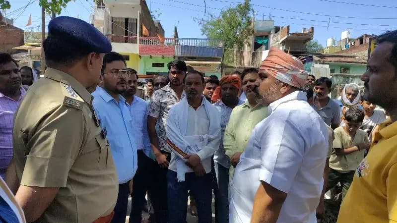 Sonbhadra News: रेलवे ओवरब्रिज निर्माण के दौरान बाइक और पैदल यात्रियों के लिए बनेगा वैकल्पिक मार्ग, अधिकारियों ने किया निरीक्षण.