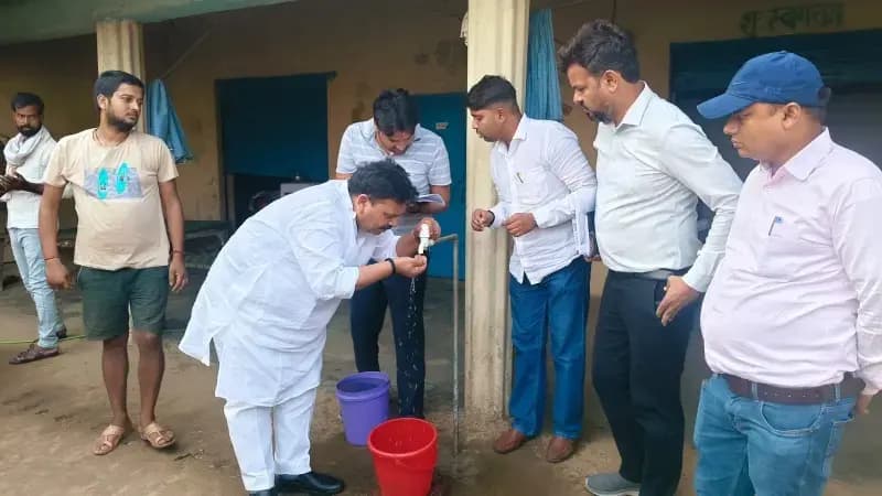 Sonbhadra News: प्रभारी मंत्री रविन्द्र जायसवाल ने हर घर नल योजना परखी.