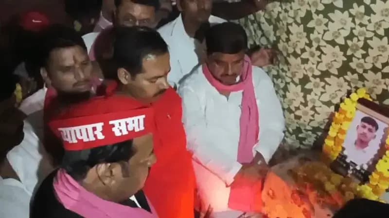 Sonbhadra News: नमो घाट हत्याकांड: मृतक चिंटू जायसवाल के परिजनों से मिला सपा प्रतिनिधिमंडल, सौंपी एक लाख रुपये की आर्थिक सहायता.