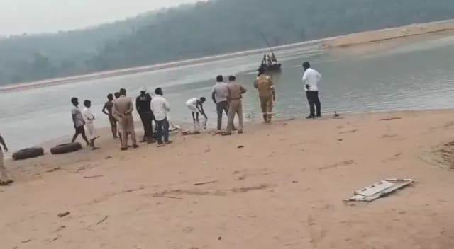 Sonbhadra News: सोन नदी में डूबे दो किशोर लापता, तलाश में जुटी पुलिस और प्रशासन.