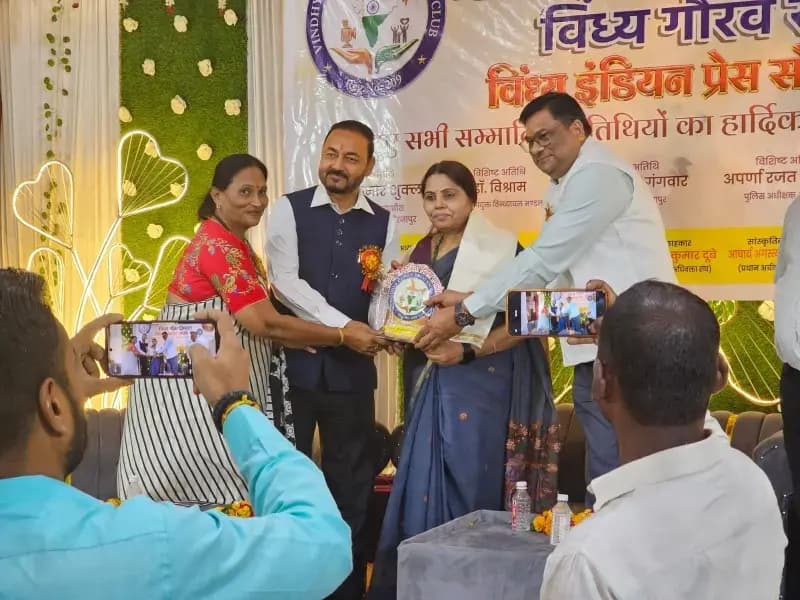 Sonbhadra News: विंध्य गौरव सम्मान 2026 से सम्मानित हुईं सोनभद्र की साहित्यकार डॉ. रचना तिवारी.