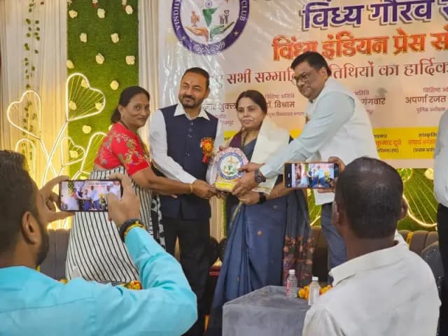 Sonbhadra News: विंध्य गौरव सम्मान 2026 से सम्मानित हुईं सोनभद्र की साहित्यकार डॉ. रचना तिवारी.