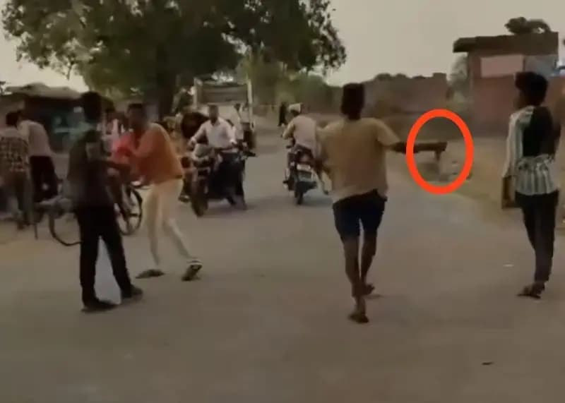 Chandauli News: मारपीट के दौरान युवक ने लहराया असलहा, वायरल वीडियो के बाद पुलिस सक्रिय.