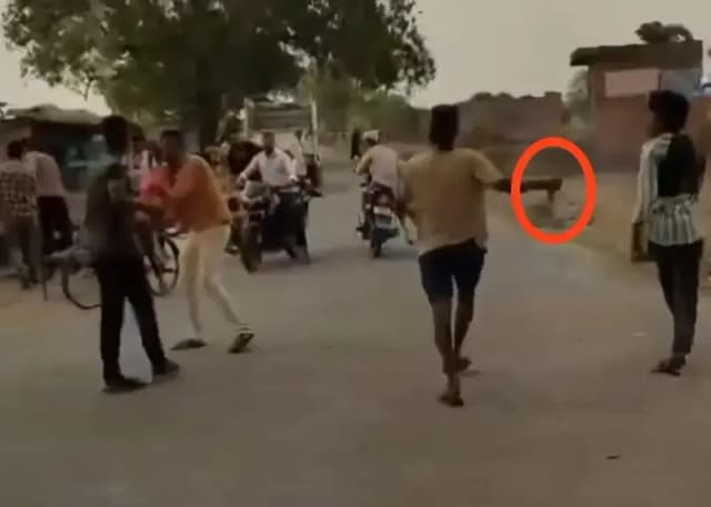 Chandauli News: मारपीट के दौरान युवक ने लहराया असलहा, वायरल वीडियो के बाद पुलिस सक्रिय.