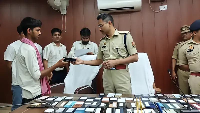 Chandauli News: चंदौली पुलिस ने 111 खोए मोबाइल खोजकर लौटाए, 33.30 लाख रुपये के फोन पाकर खिले लोगों के चेहरे.