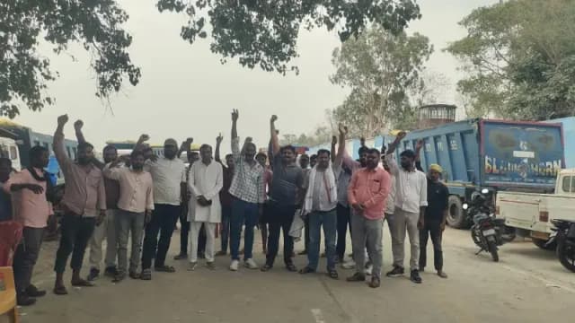 Sonbhadra News: राख परिवहन ठप: ट्रक मालिकों का अनिश्चितकालीन धरना, रेट बढ़ाने को लेकर ठेकेदारों के खिलाफ खोला मोर्चा.