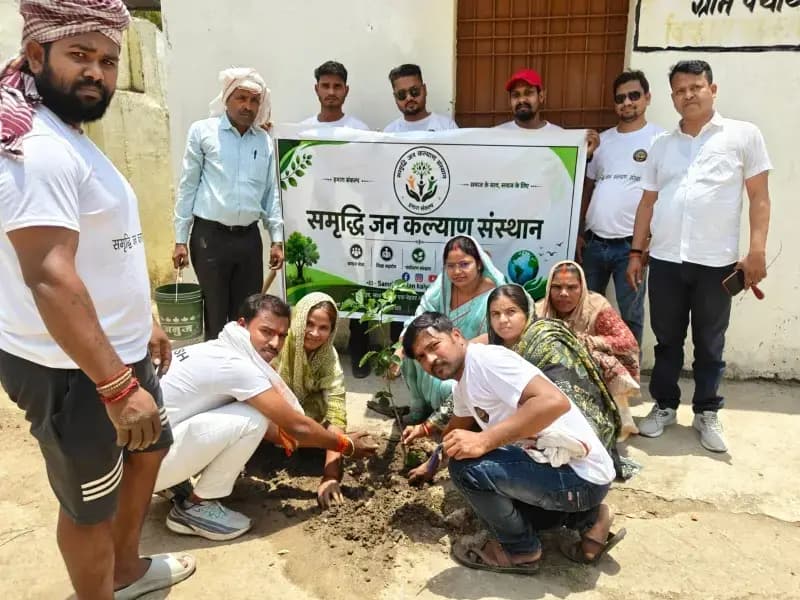 Sonbhadra News: बीजपुर में समृद्धि जन कल्याण संस्थान ने चलाया वृक्षारोपण अभियान, पर्यावरण संरक्षण का दिया संदेश.