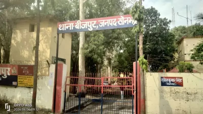 Sonbhadra News: युवक का शव पेड़ से लटका मिला, जांच में जुटी पुलिस।