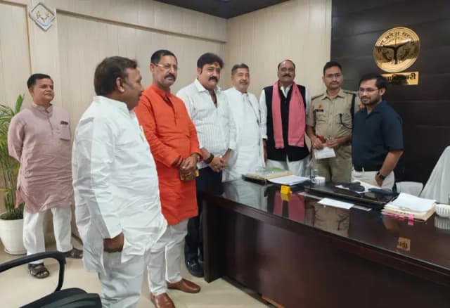 Chandauli News: जनहित के मुद्दों को लेकर सांसद वीरेंद्र सिंह ने डीएम को सौंपा ज्ञापन, त्वरित कार्रवाई की मांग.