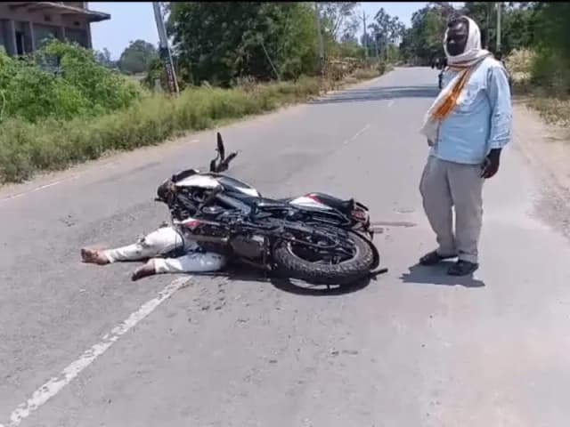 Sonbhadra News: तेज रफ्तार वाहन की चपेट में आने से युवक की मौत, थाने पहुंचे ग्रामीण.