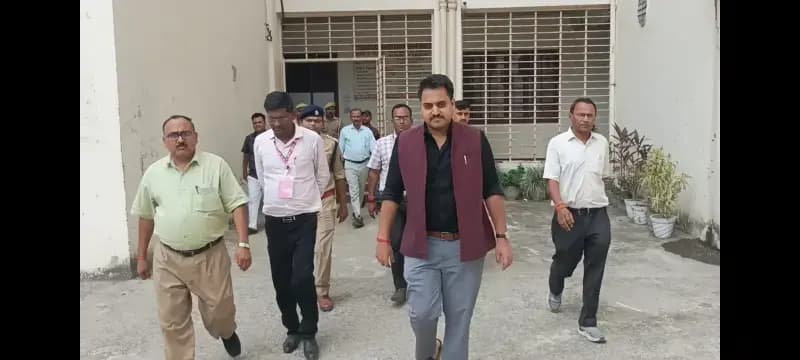 Sonbhadra News: पुलिस भर्ती परीक्षा को लेकर डीएम ने किया परीक्षा केंद्र का निरीक्षण, पारदर्शिता पर दिया जोर.