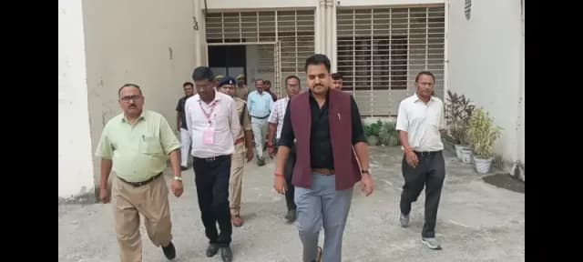 Sonbhadra News: पुलिस भर्ती परीक्षा को लेकर डीएम ने किया परीक्षा केंद्र का निरीक्षण, पारदर्शिता पर दिया जोर.
