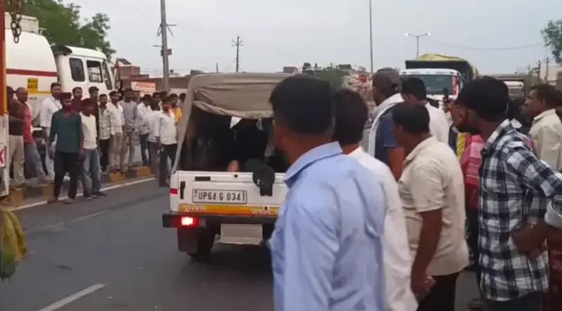 Sonbhadra News: ट्रक की टक्कर से स्कूटी सवार मां-बेटी गंभीर घायल, वाराणसी रेफर.