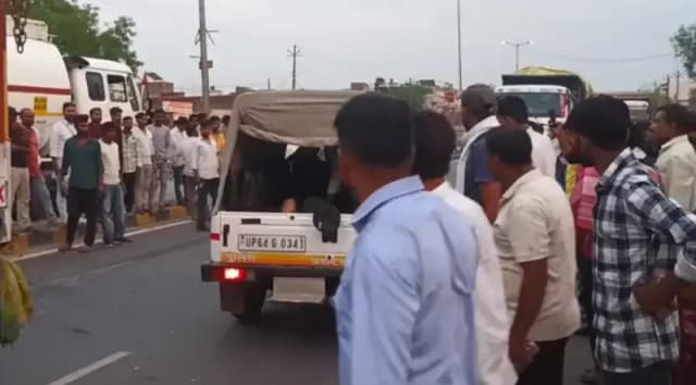 Sonbhadra News: ट्रक की टक्कर से स्कूटी सवार मां-बेटी गंभीर घायल, वाराणसी रेफर.