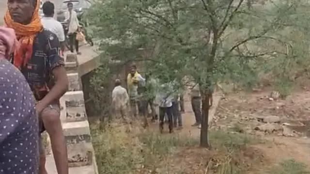 Sonbhadra News: युवक का खून से लथपथ शव मिलने से सनसनी, हत्या की आशंका.