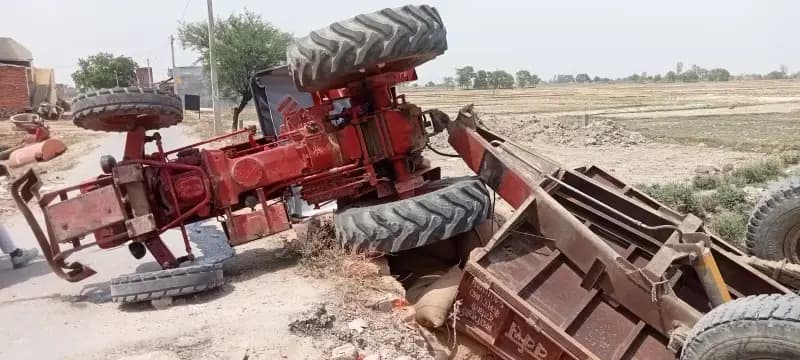 Chandauli News: जर्जर पुलिया पर गेहूं लदा ट्रैक्टर-ट्रॉली पलटा, चालक गंभीर घायल.