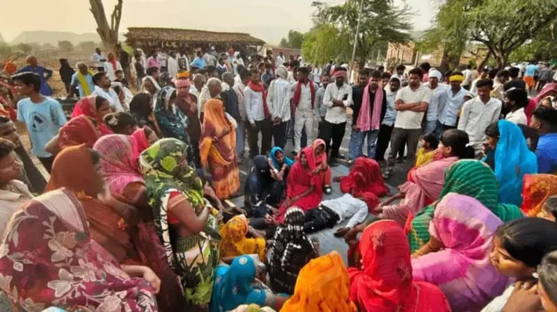 Sonbhadra News: झूलती हाईटेंशन लाइन की चपेट में आने से किशोर की मौत, शव रखकर ग्रामीणों ने किया सड़क जाम.