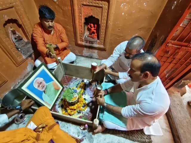 Chandauli News: पीएम मोदी के 12 वर्ष पूर्ण होने पर विधायक सुशील सिंह ने किया रुद्राभिषेक, कि देश के समृद्धि की कामना.