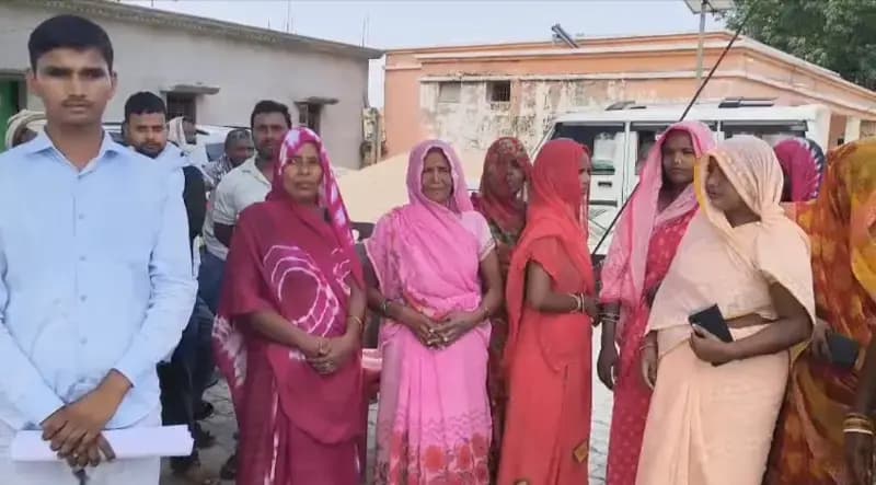 Sonbhadra News: अरंगी में प्रधान और सचिव के खिलाफ ग्रामीणों का प्रदर्शन, भ्रष्टाचार और धन उगाही के लगाए आरोप.