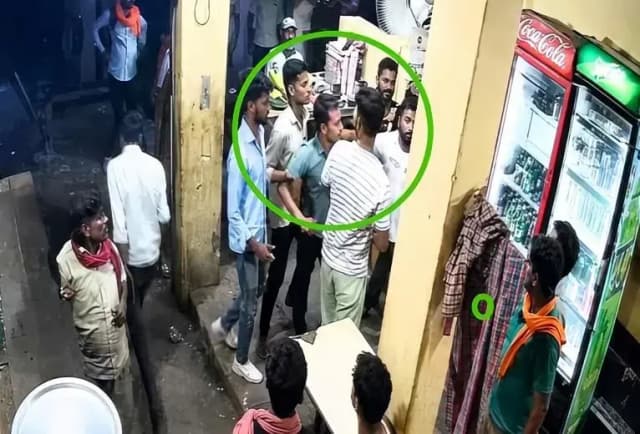 Chandauli News: देशी शराब ठेके की कैंटीन में मनबढ़ों का उत्पात, कर्मचारियों से मारपीट, वीडियो वायरल.