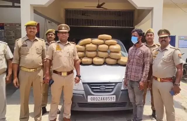 Chandauli News: पुलिस ने कर से बरामद किया 10 लाख कीमत का 31 किलो गांजा, तस्कर गिरफ्तार.
