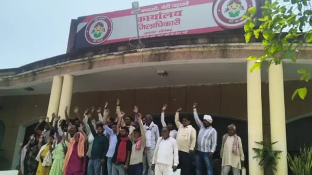 Sonbhadra News: राजस्व भूमि पर कब्जे का आरोप, ग्रामीण ने डीएम से लगाई न्याय की गुहार.