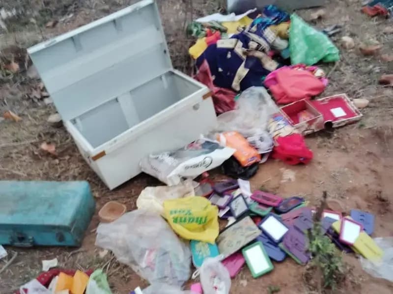 Sonbhadra News: छत पर सो रहा था परिवार, सुबह टूटी अलमारियां और बिखरा सामान देख उड़े होश, पुलिस ने दर्ज किया मुकदमा.