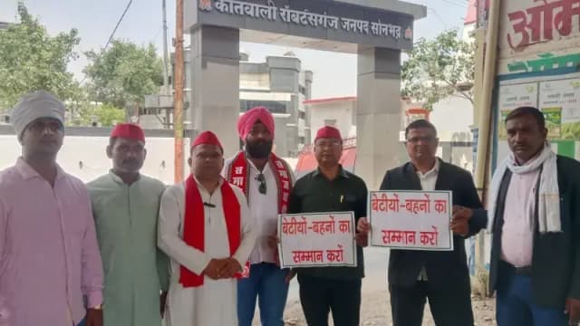 Sonbhadra News: अदिति यादव पर आपत्तिजनक पोस्ट के विरोध में सपा कार्यकर्ता पहुंचे कोतवाली.